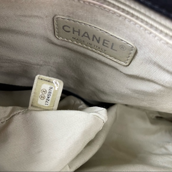 CHANEL Jumbo Washed Lambskin Quilted Maxi Chain
Around Flap Black - Picture 13 of 16